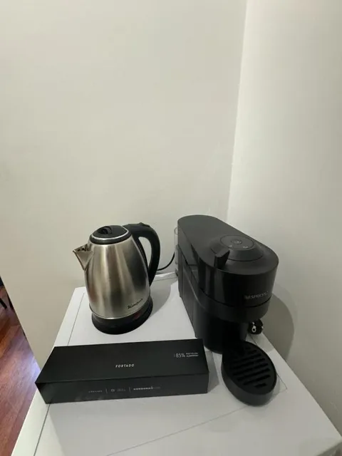 Il bollitore e la macchina del caffè in camera, con le capsule