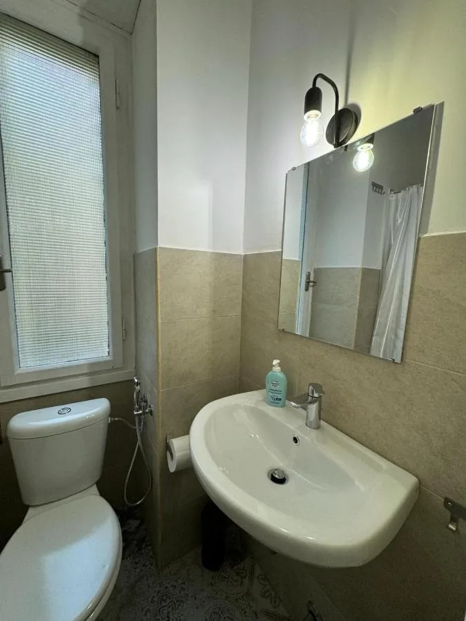 Il lavabo e lo specchio del bagno della camera matrimoniale