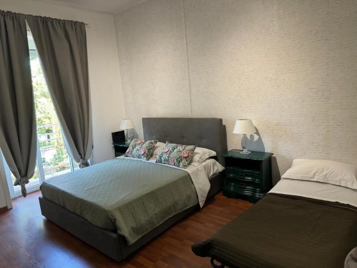 La camera tripla da 30 metri quadri: letto matrimoniale, letto singolo e la portafinestra sul balcone
